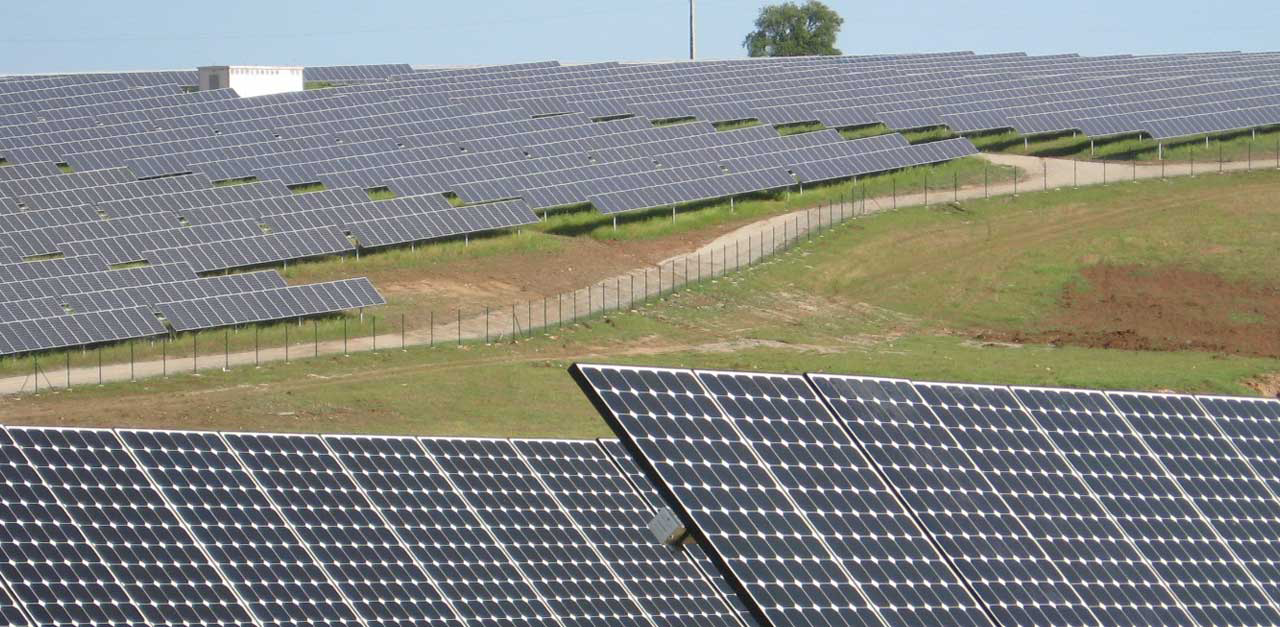 Instalação de painéis solares em área rural